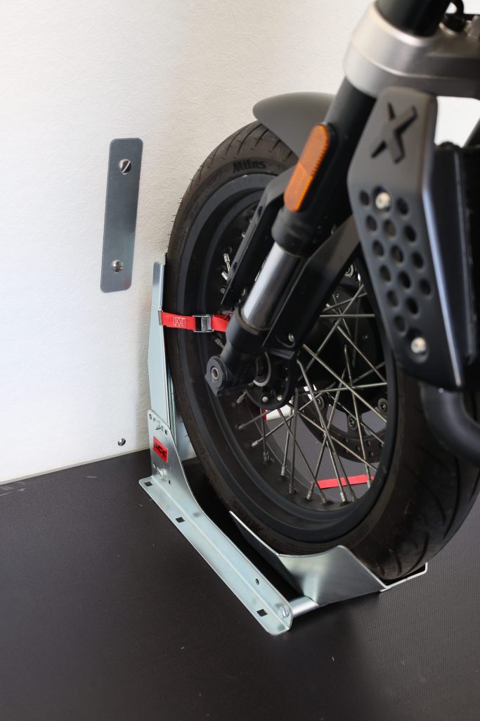 Systeme de blocage moto AKXION (non fixé sur la photo) (2)